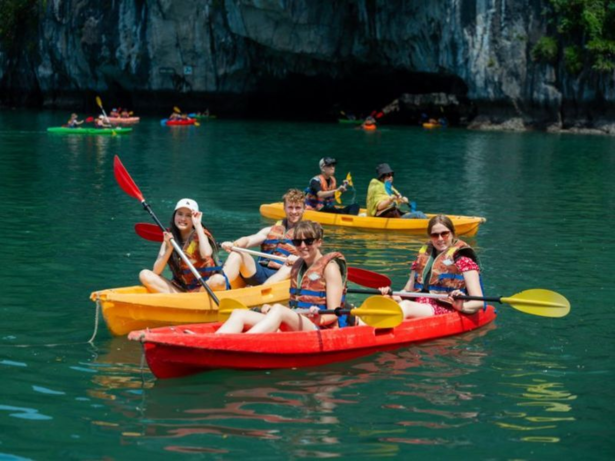 Chèo kayak cho phép du khách tự điều khiển thuyền len lỏi qua khe núi đá và khám phá hang nước.