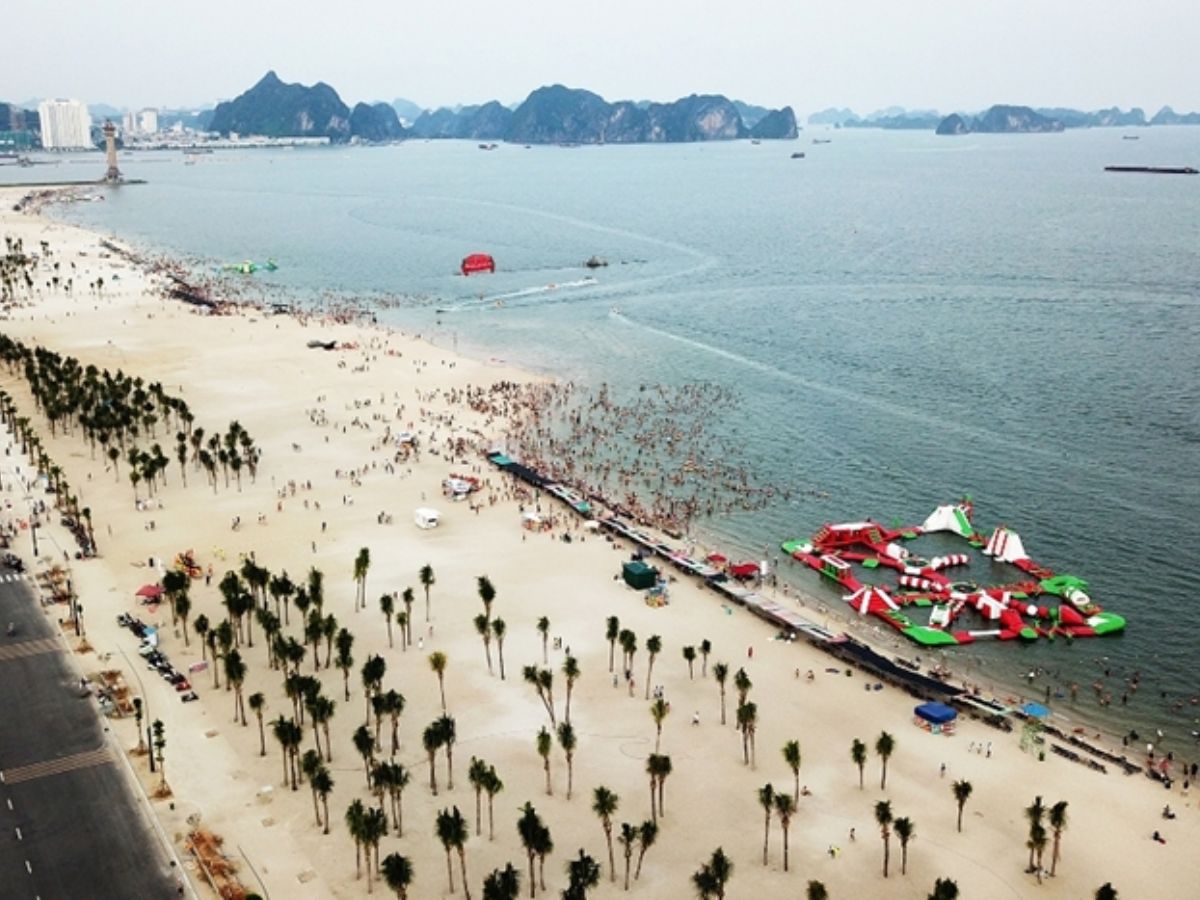 Khu vực Bãi Cháy là nơi sôi động nhất với bãi biển dài quảng trường rộng và nhiều khách sạn nhà hàng san sát.