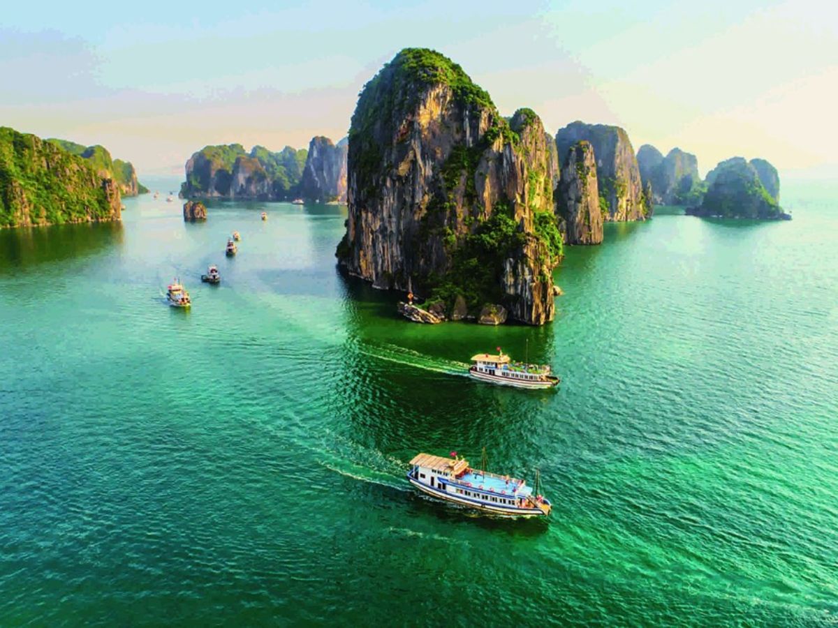 Tham quan Vịnh Hạ Long di sản thiên nhiên thế giới được UNESCO công nhận là trải nghiệm gần như không thể thiếu.