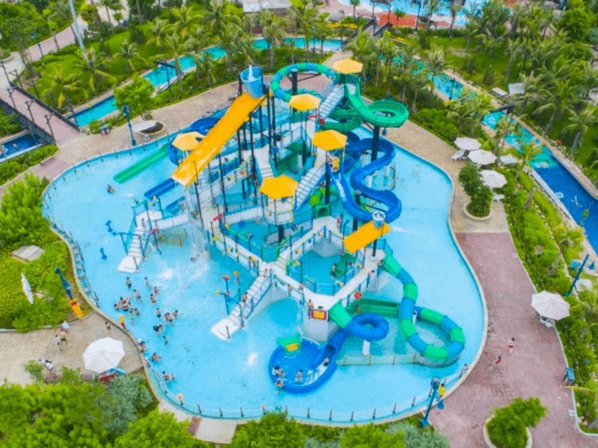 Vui chơi tại Sun World Ha Long với công viên nước trò chơi cảm giác mạnh và vòng quay Mặt Trời rất hợp nhóm bạn trẻ.