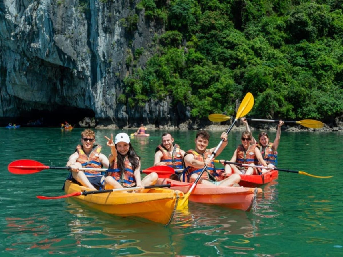 Khám phá Vịnh Hạ Long bằng du thuyền chèo kayak và ngắm hoàng hôn là trải nghiệm khiến nhiều người quay lại.