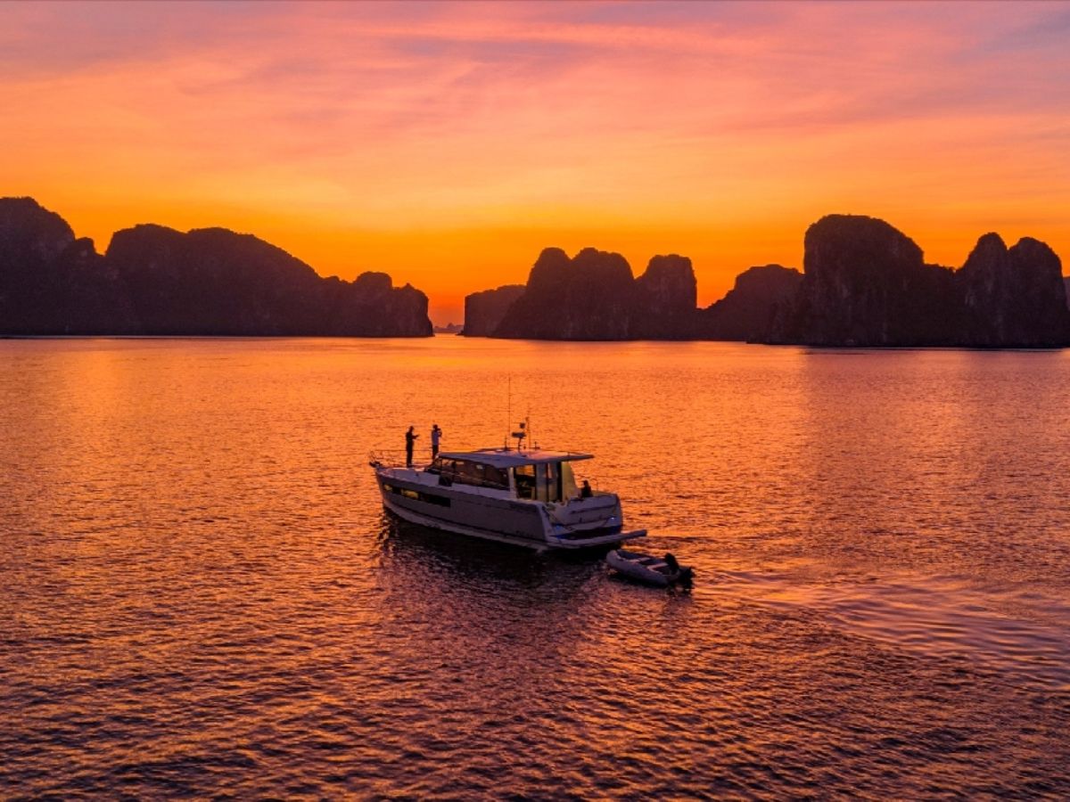 Buổi chiều là thời điểm lý tưởng để thư giãn trên boong tàu và ngắm hoàng hôn buông xuống mặt vịnh.
