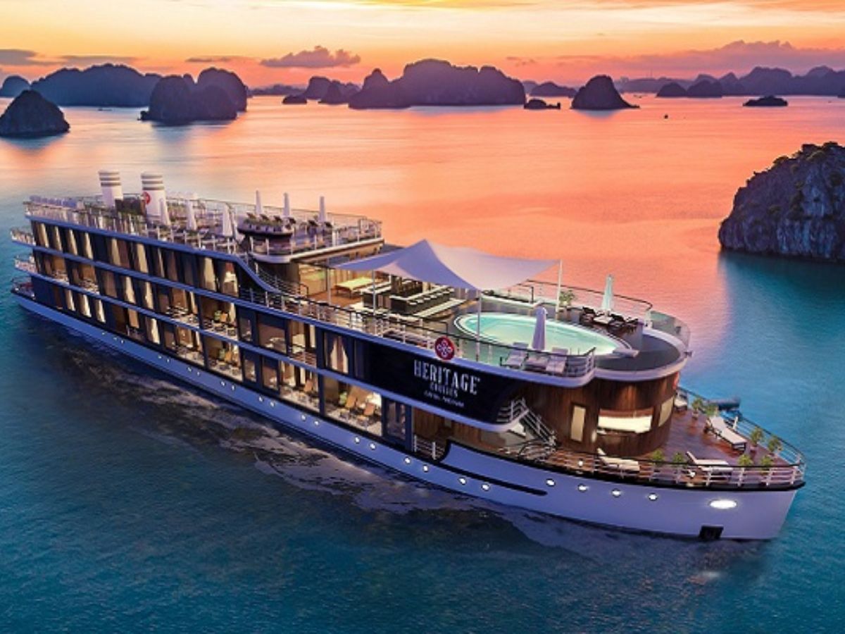 Du thuyền sang trọng hướng tới trải nghiệm riêng tư với cabin diện tích lớn có thể có bể sục spa và nhà hàng fine dining.