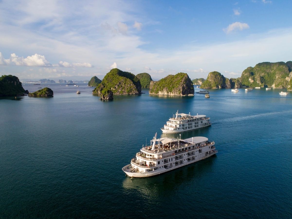 Du thuyền Hạ Long mùa hè có sức hút lớn nhờ cảnh đẹp rực rỡ và nhiều hoạt động trải nghiệm thú vị trên vịnh.