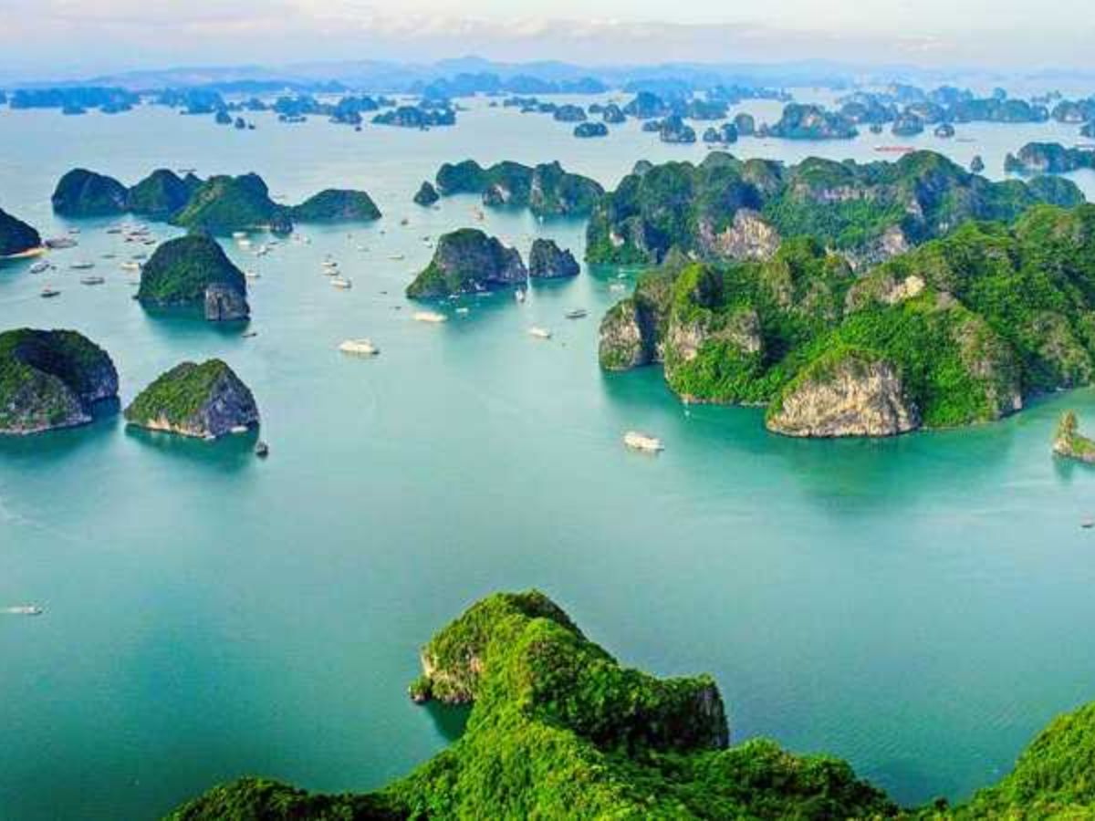 Mùa hè ở Quảng Ninh kéo dài từ tháng 5 đến tháng 8 khi Vịnh Hạ Long rực rỡ nhất.