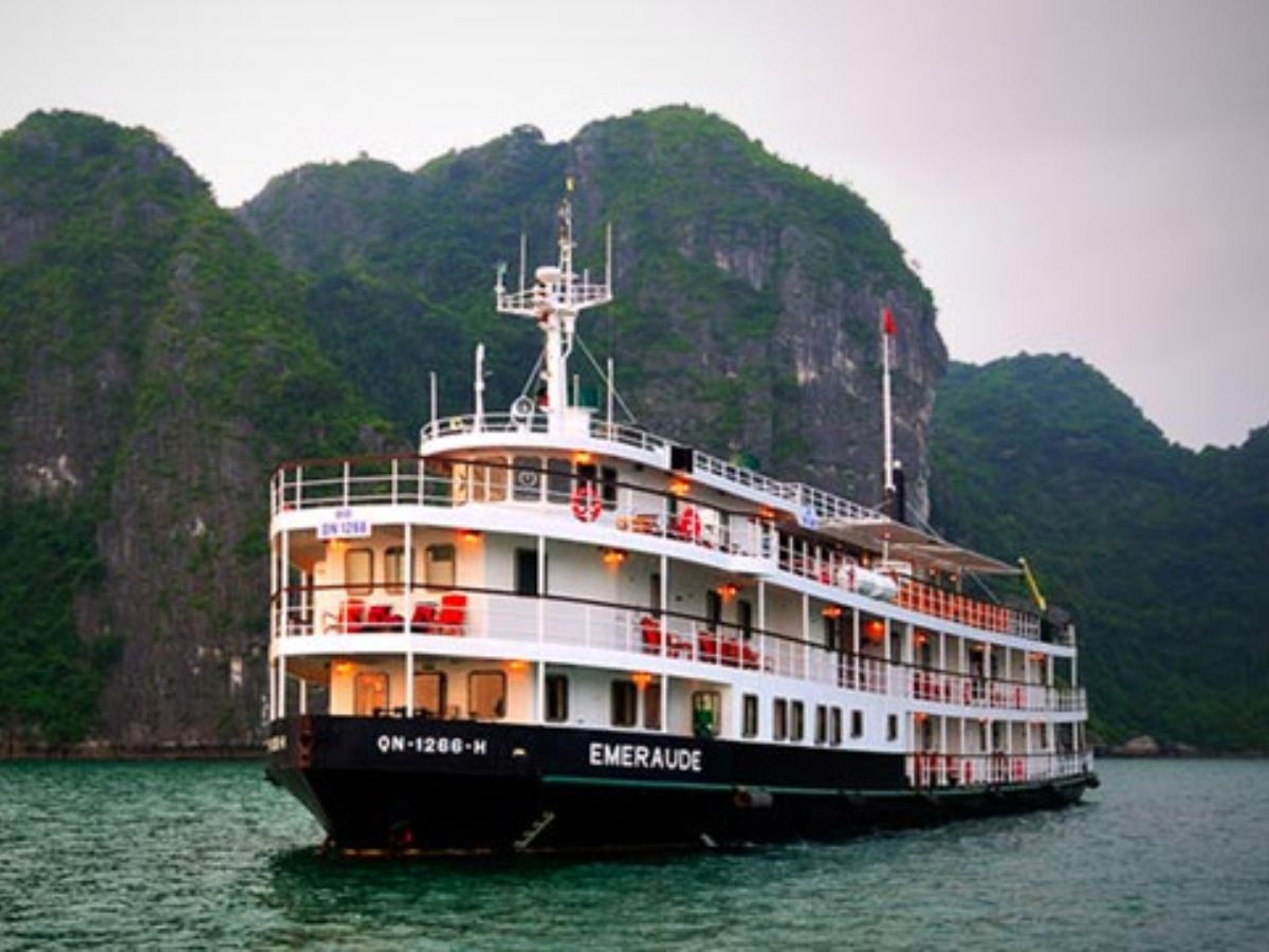 Du thuyền tiêu chuẩn phù hợp ngân sách vừa phải với phòng gọn gàng tiện nghi cơ bản và lịch trình tập trung điểm nổi tiếng.