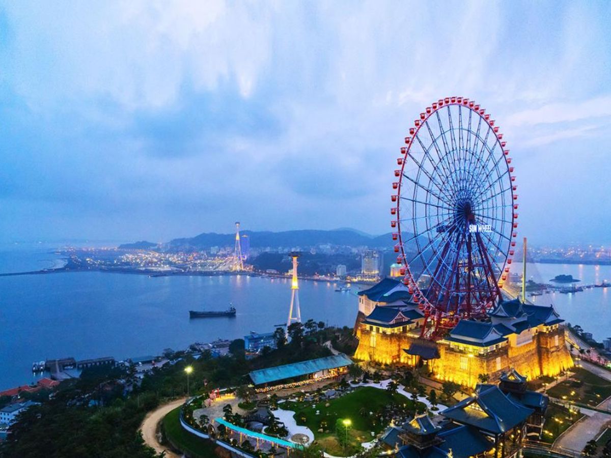 Sun World Ha Long gồm công viên nước cáp treo Nữ Hoàng và khu vui chơi trên đỉnh Ba Đèo phù hợp gia đình trẻ.