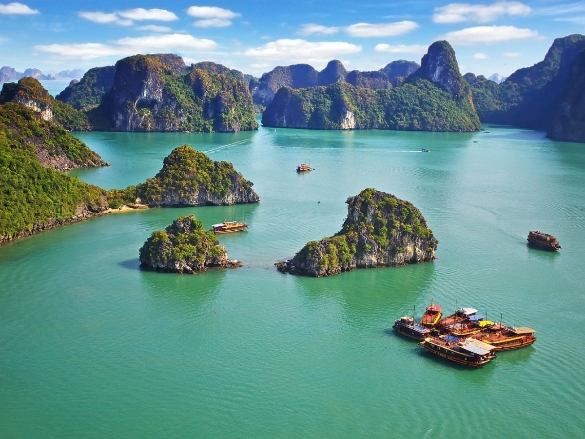 Từ tháng 5 đến tháng 8 Hạ Long vào mùa hè với đặc trưng nắng nhiều trời trong và biển khá êm