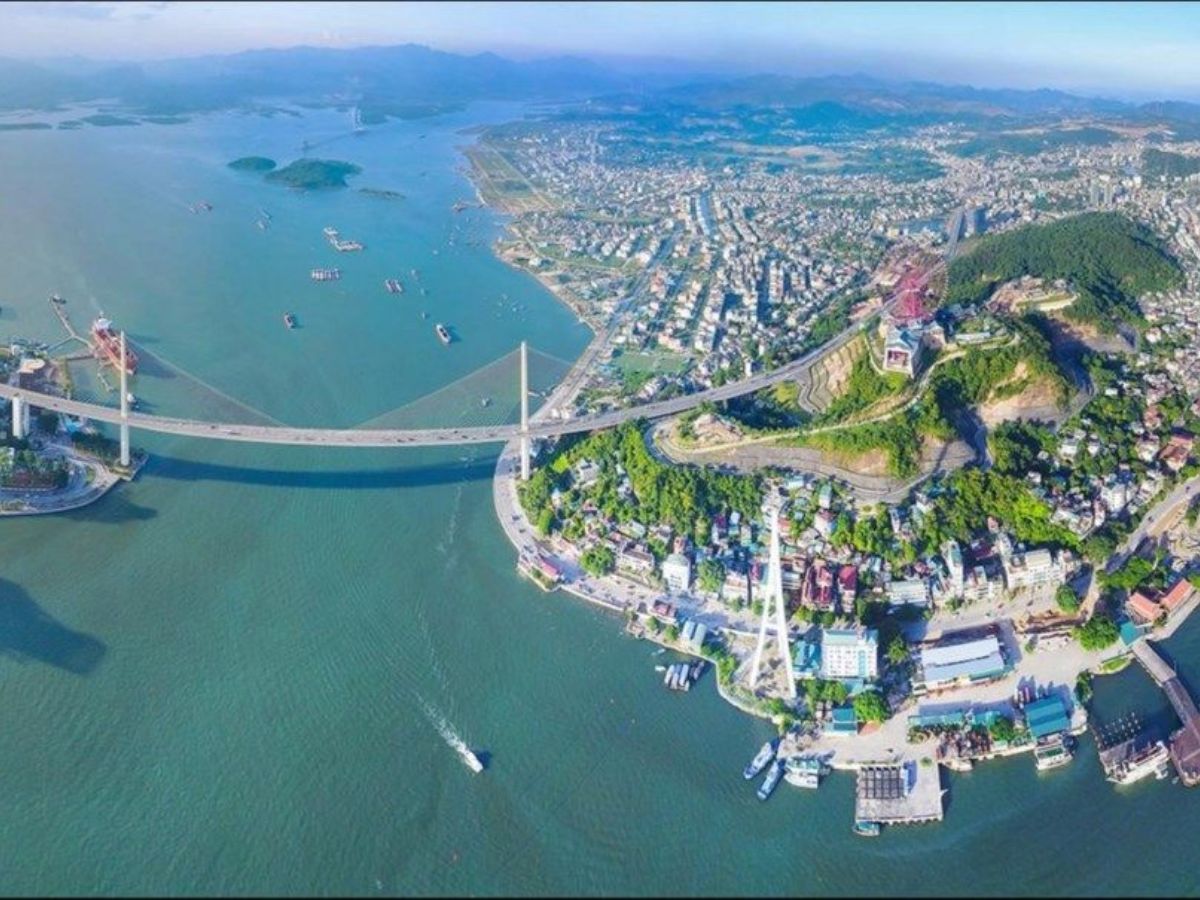 Khu vực Hòn Gai hiện đã có bãi tắm nhân tạo phục vụ người dân và du khách.