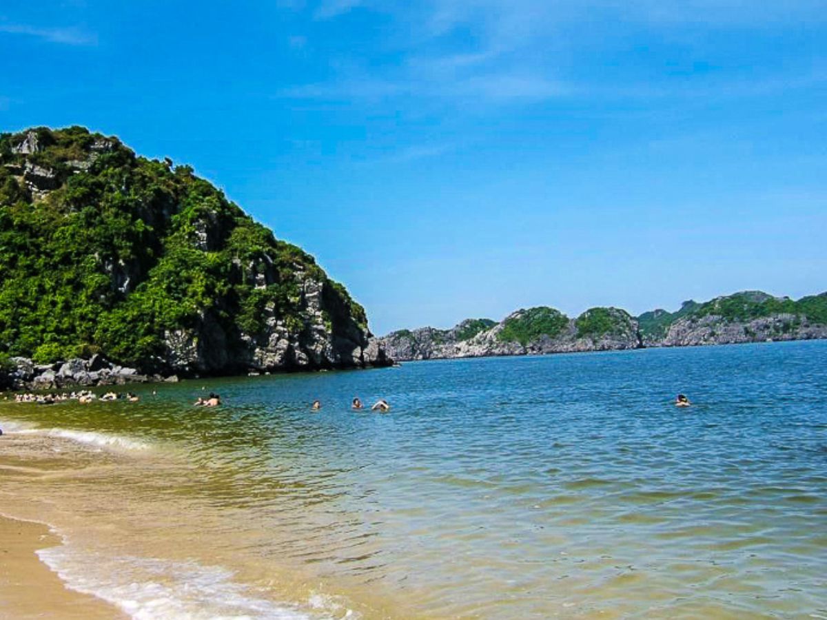 Bãi Ngọc Vừng có cát mịn không quá đông khách phù hợp trải nghiệm nhịp sống chậm.