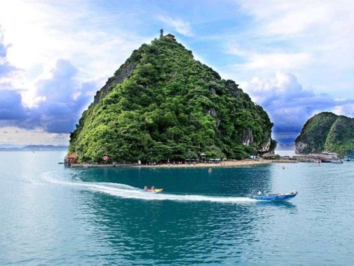 Đảo Soi Sim có bãi tắm dốc thoải nước biển sạch và không gian khá yên tĩnh.