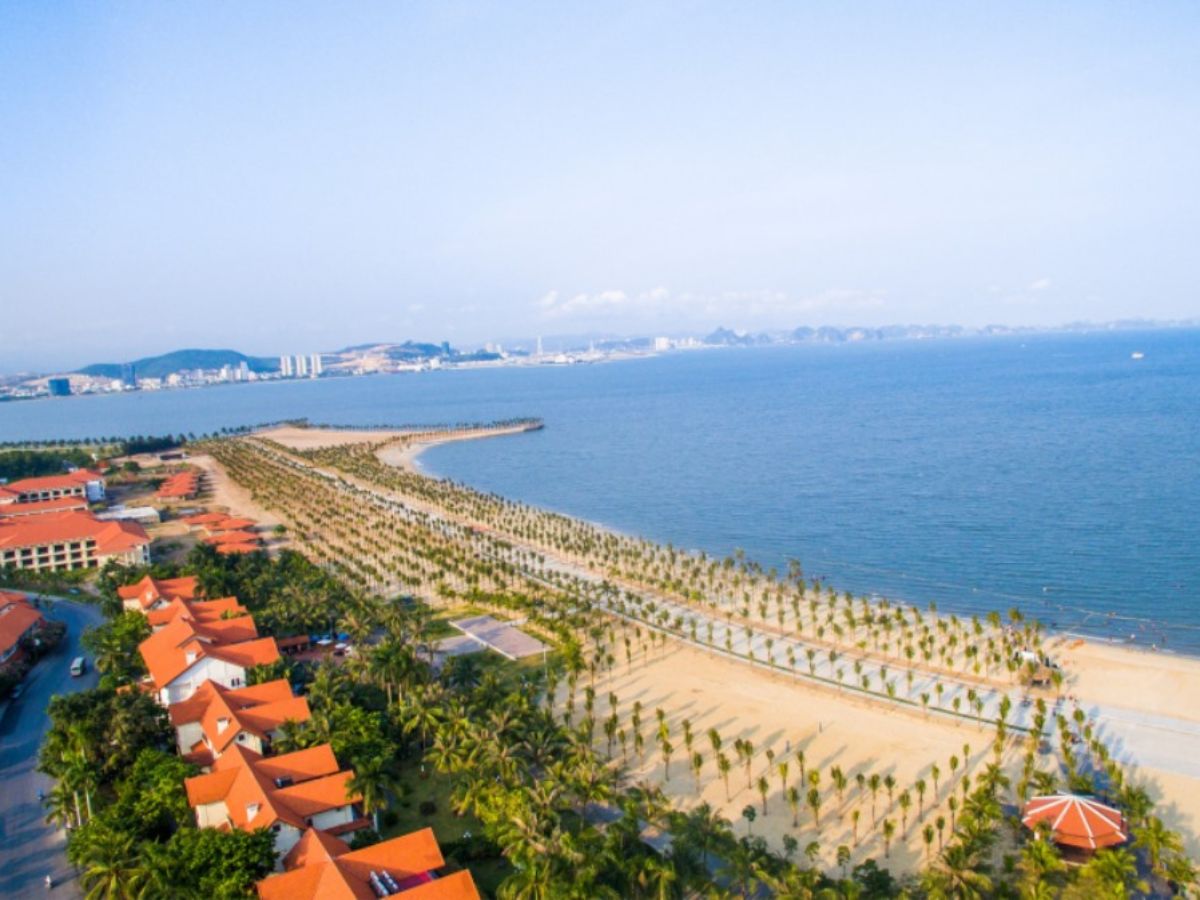 Bãi tắm Tuần Châu thuộc đảo Tuần Châu có cát trắng mịn và hàng dừa ven biển.