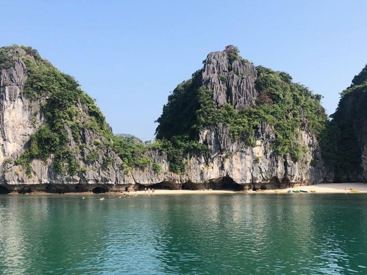 Ba Trái Đào có bãi cát trắng cong hình lưỡi liềm giữa ba ngọn núi đá