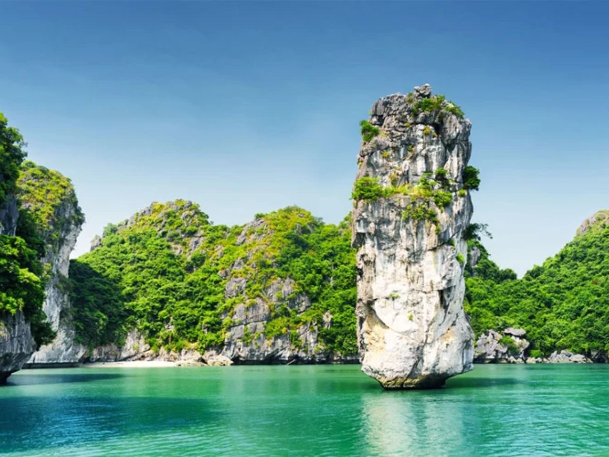 Mùa hè tại Hạ Long thường có nắng đẹp trời trong và biển xanh rõ nét.