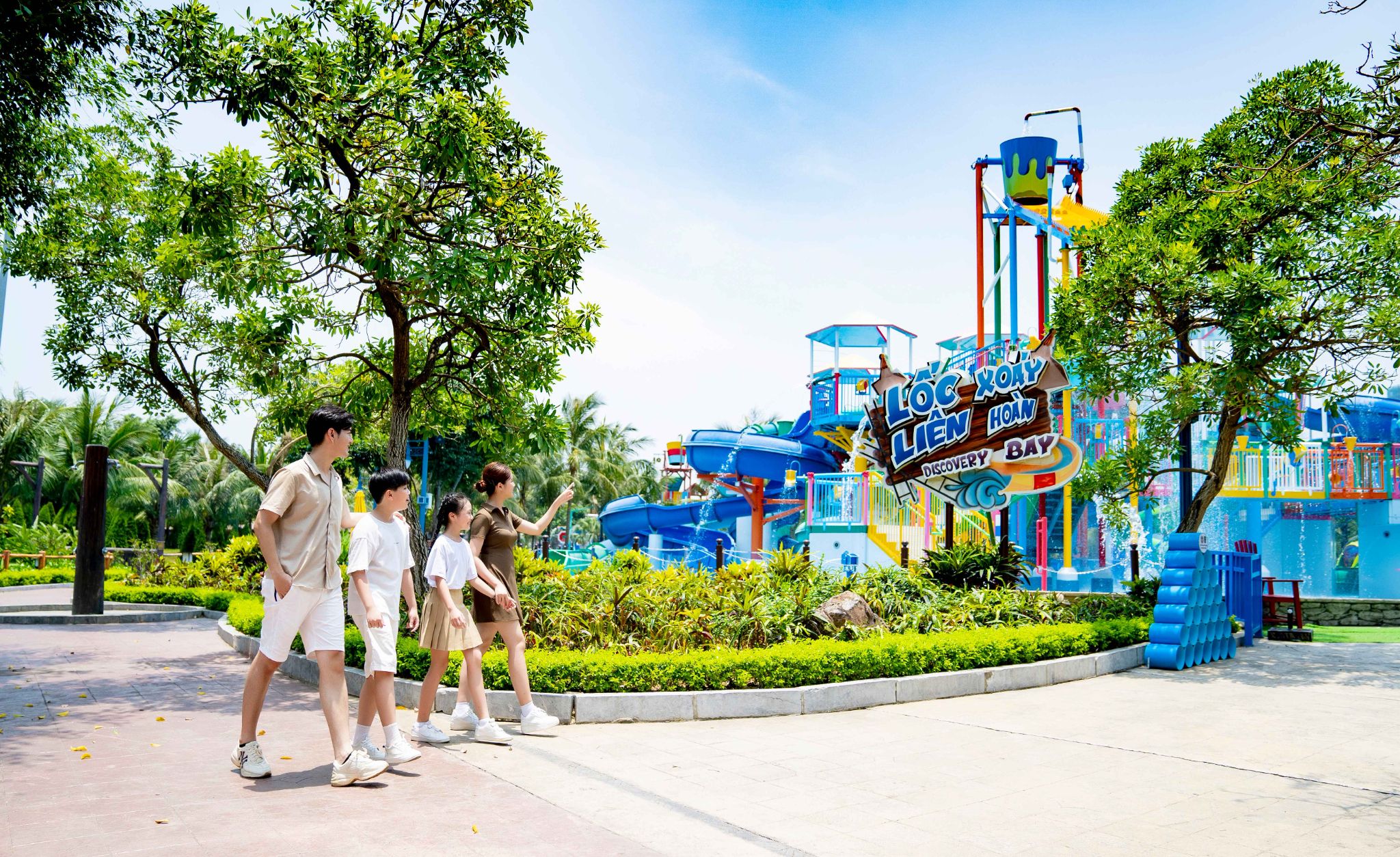 Ban ngày, du khách có thể vui chơi cùng gia đình tại công viên Sun World Ha Long