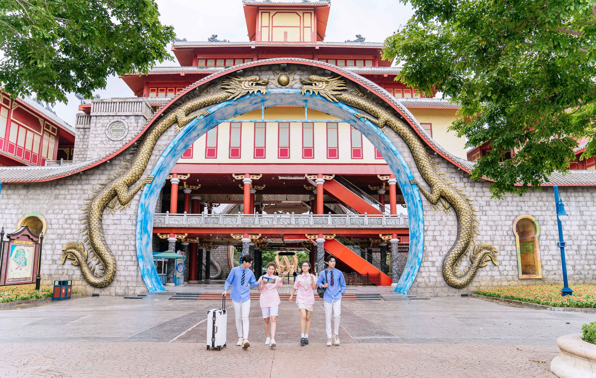 Các cặp đôi vui chơi ở Sun World Ha Long, đến tối tới vui chơi ở VUI-Fest Ha Long.