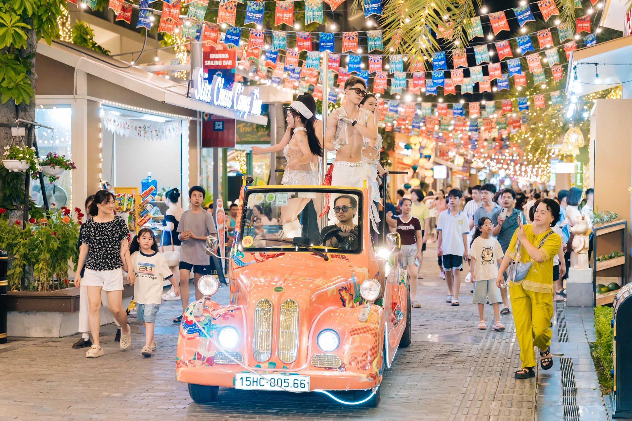 Chợ đêm VUI-Fest Ha Long tại Sun Porto Town quy tụ hơn 100 kiosk ẩm thực đa dạng, các mini bar độc đáo cùng chuỗi sân khấu di động sôi động.