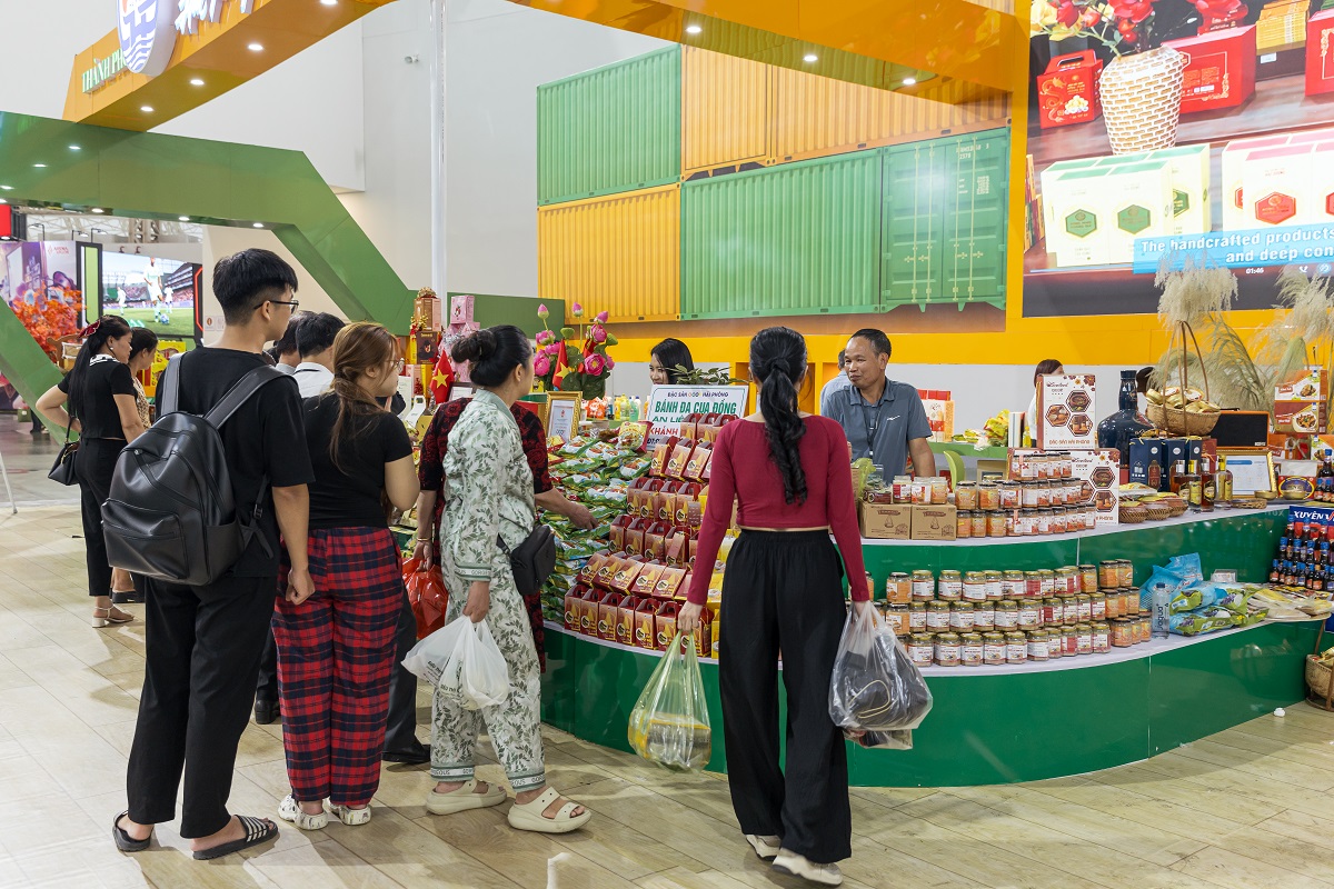 Gian hàng đặc sản địa phương thu hút du khách.