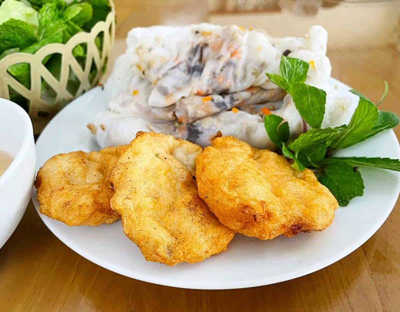 Bánh cuốn mềm mịn hòa quyện chả mực giòn dai.