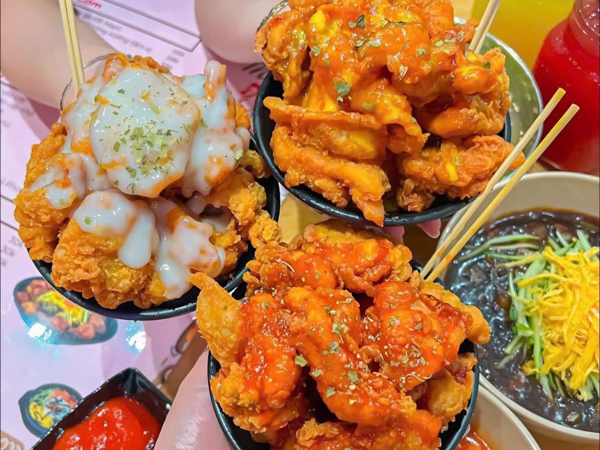 Đồ chiên nóng hổi lan tỏa hương vị đường phố.