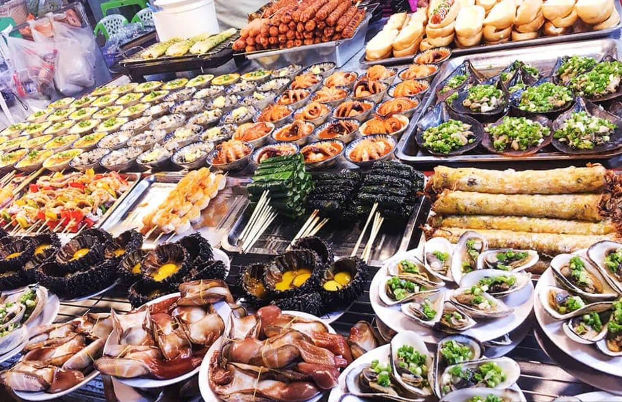 Du khách thưởng thức ẩm thực chợ đêm Bãi Cháy và trải nghiệm nhịp sống địa phương.