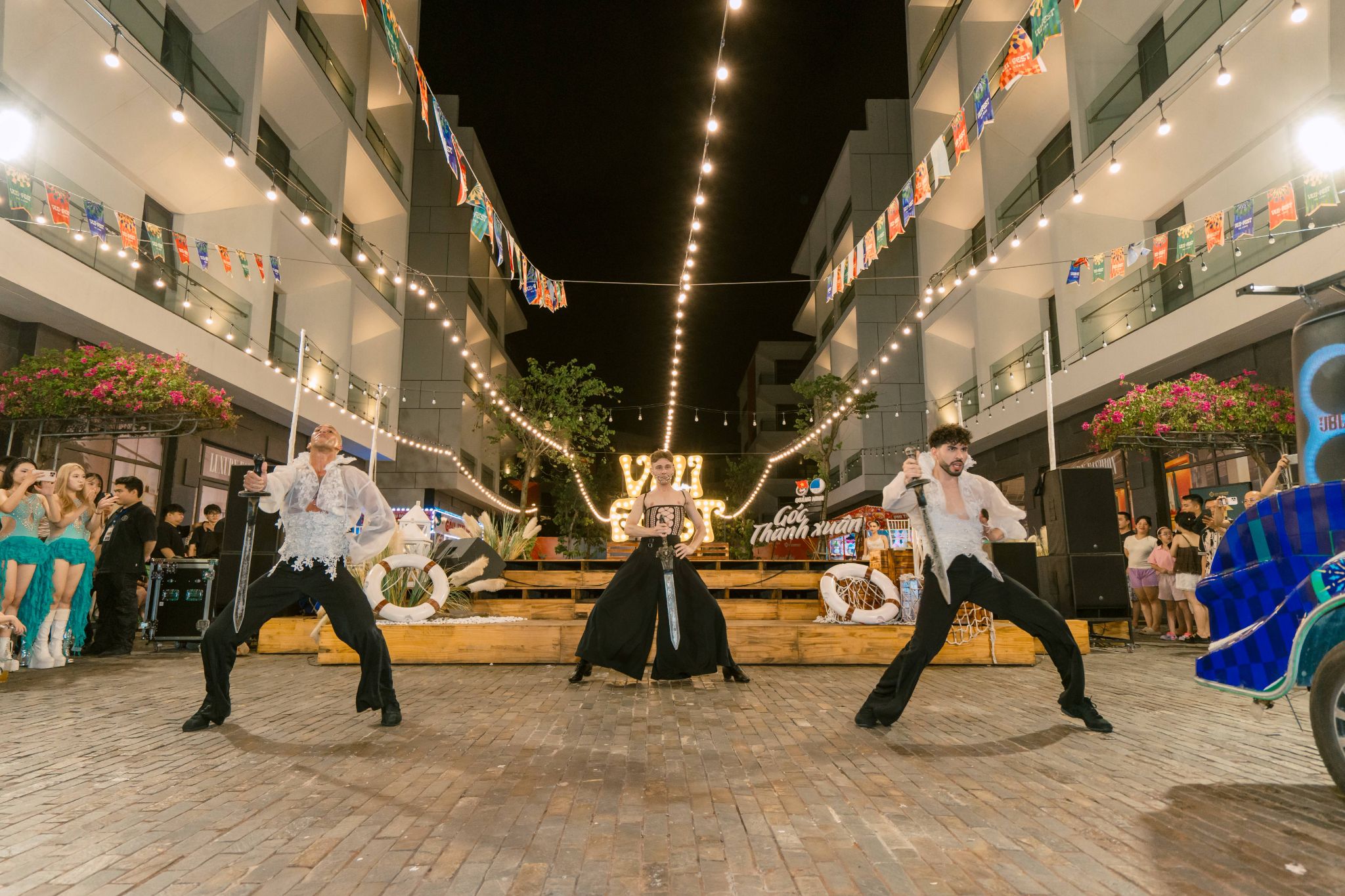 Tiết mục văn nghệ tại chợ đêm VUI-FEST Ha Long.