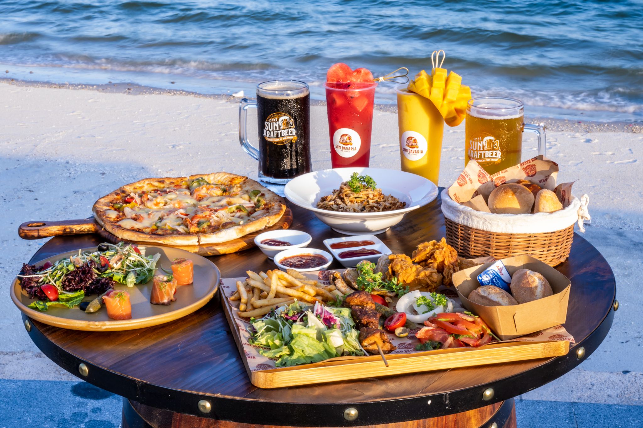 Món ăn hấp dẫn được thưởng thức cùng bia thủ công đặc trưng tại chợ đêm VUI-Fest Ha Long
