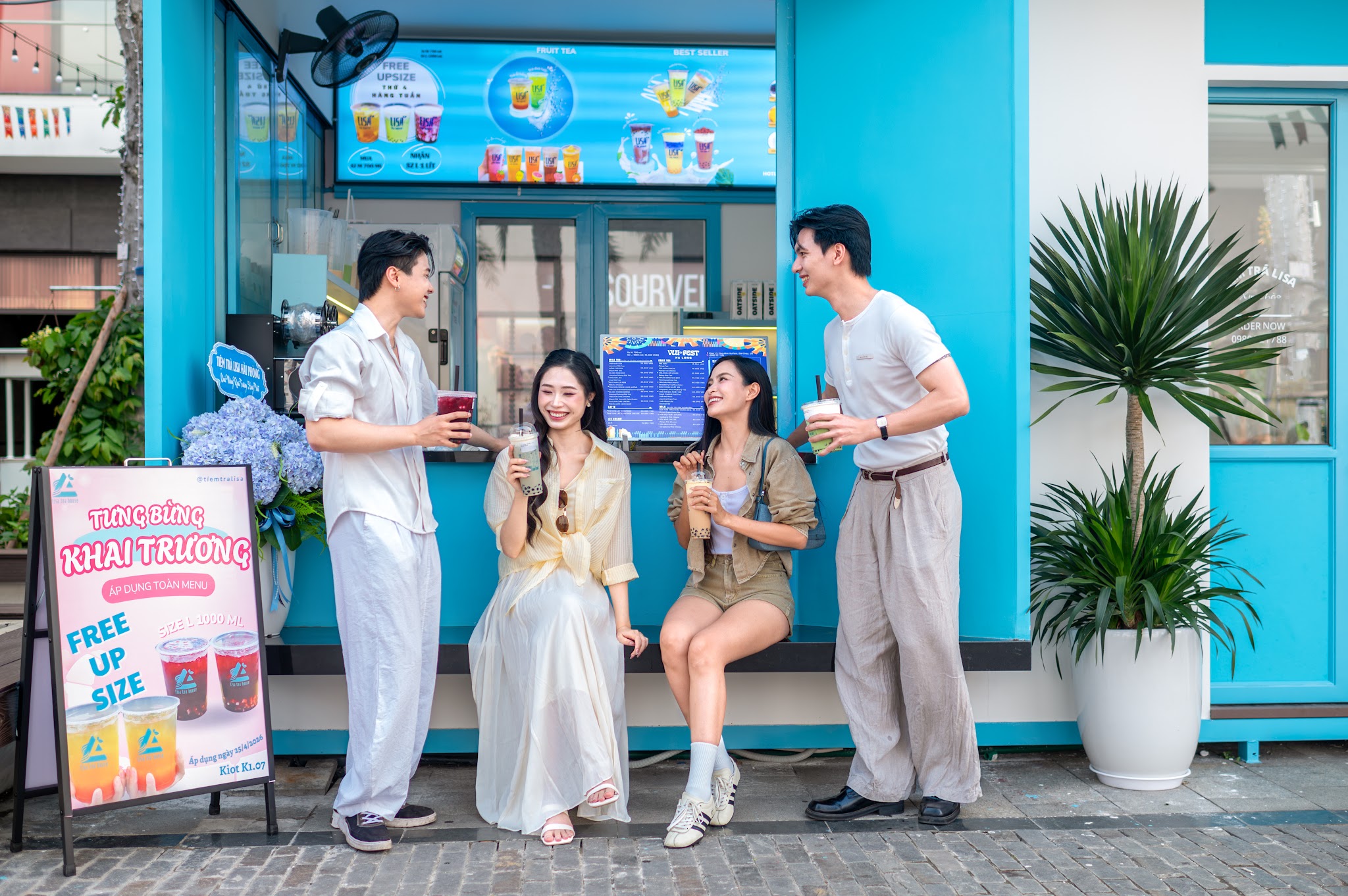 Gian hàng ẩm thực rộn ràng sắc màu và hương vị.