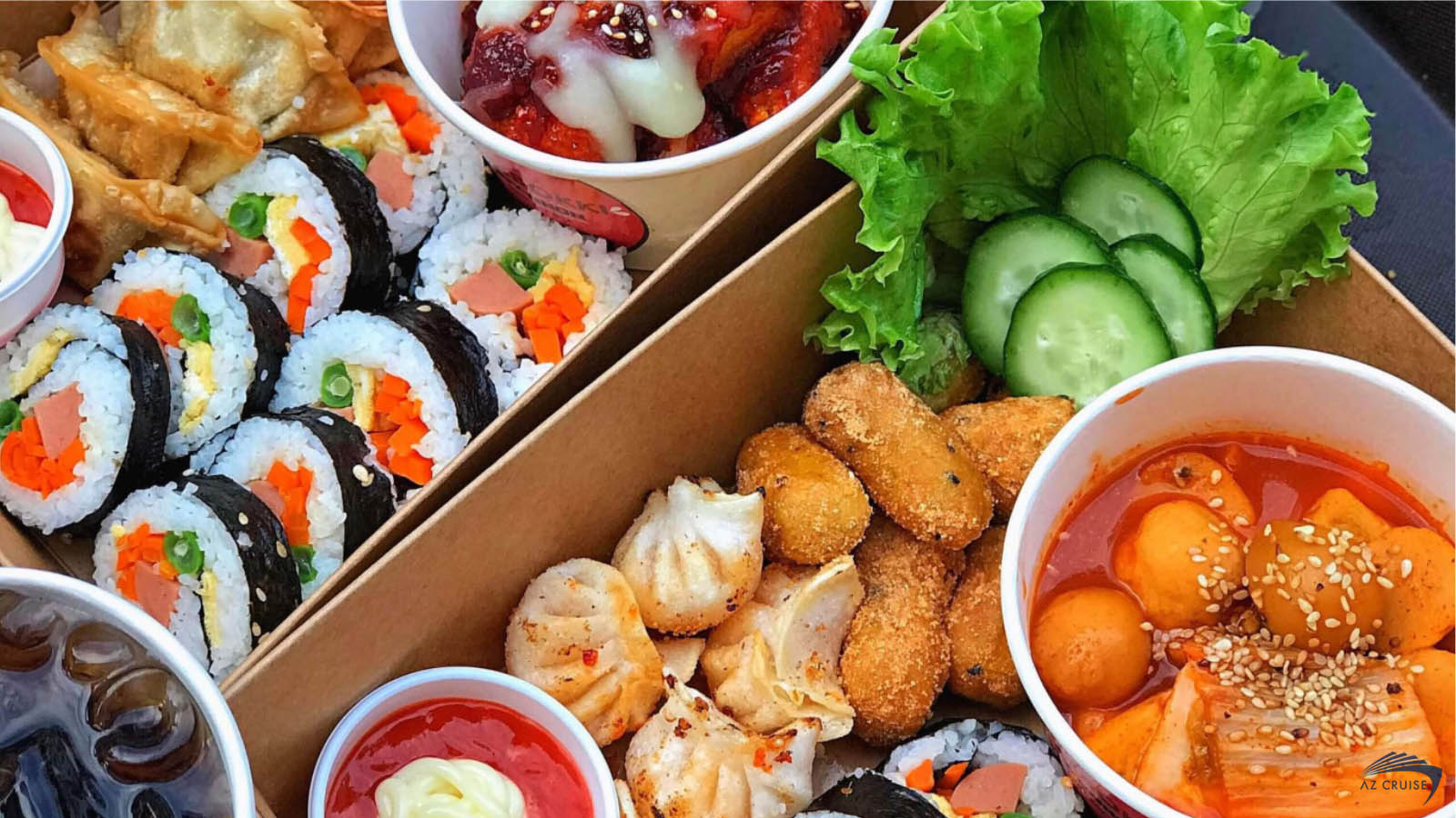 Nhóm đông người cùng chia sẻ món chính và thưởng thức đồ ăn vặt đa dạng.