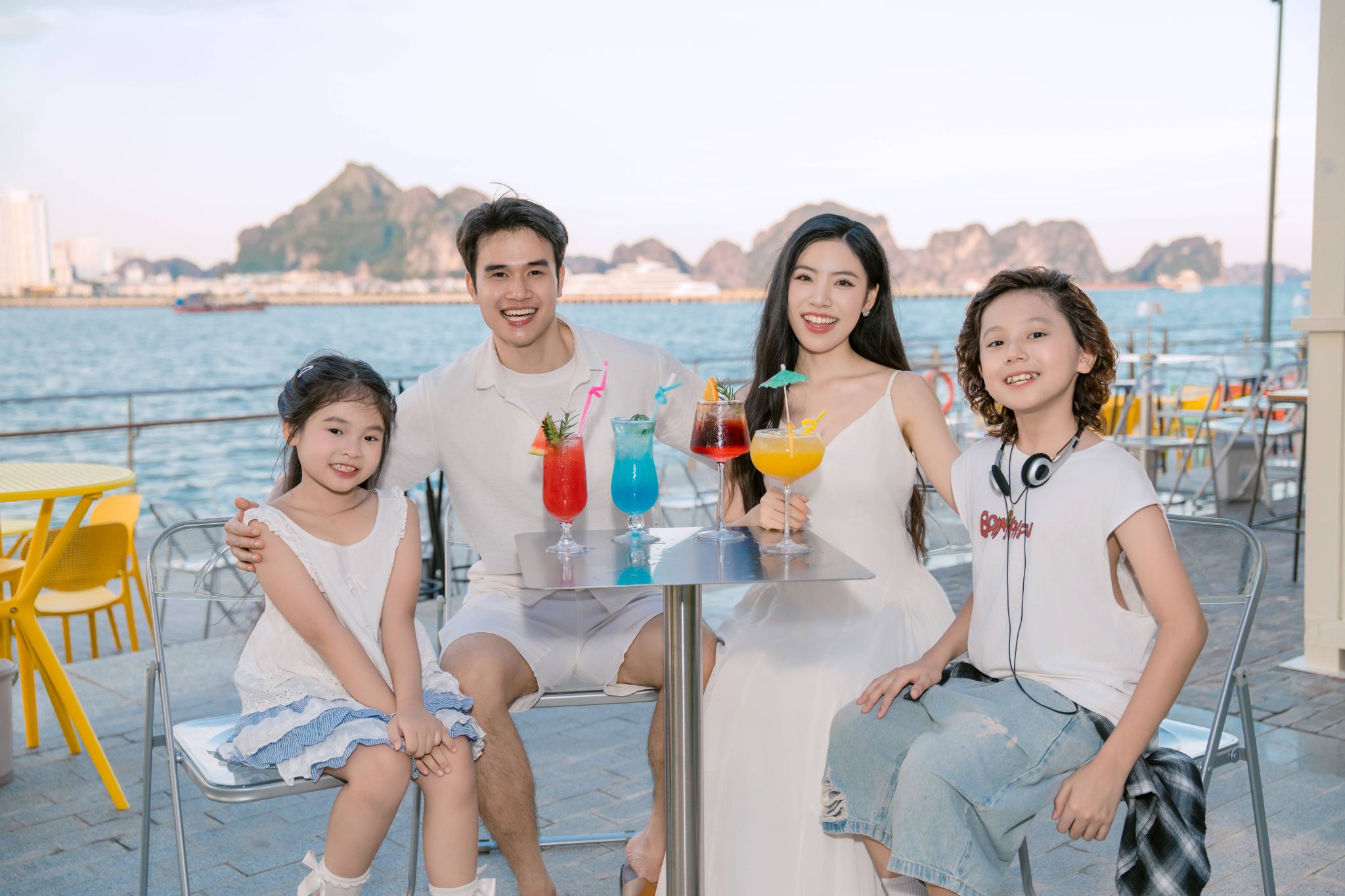 Gần 100 gian hàng ẩm thực ba miền ở chợ đêm hút khách.