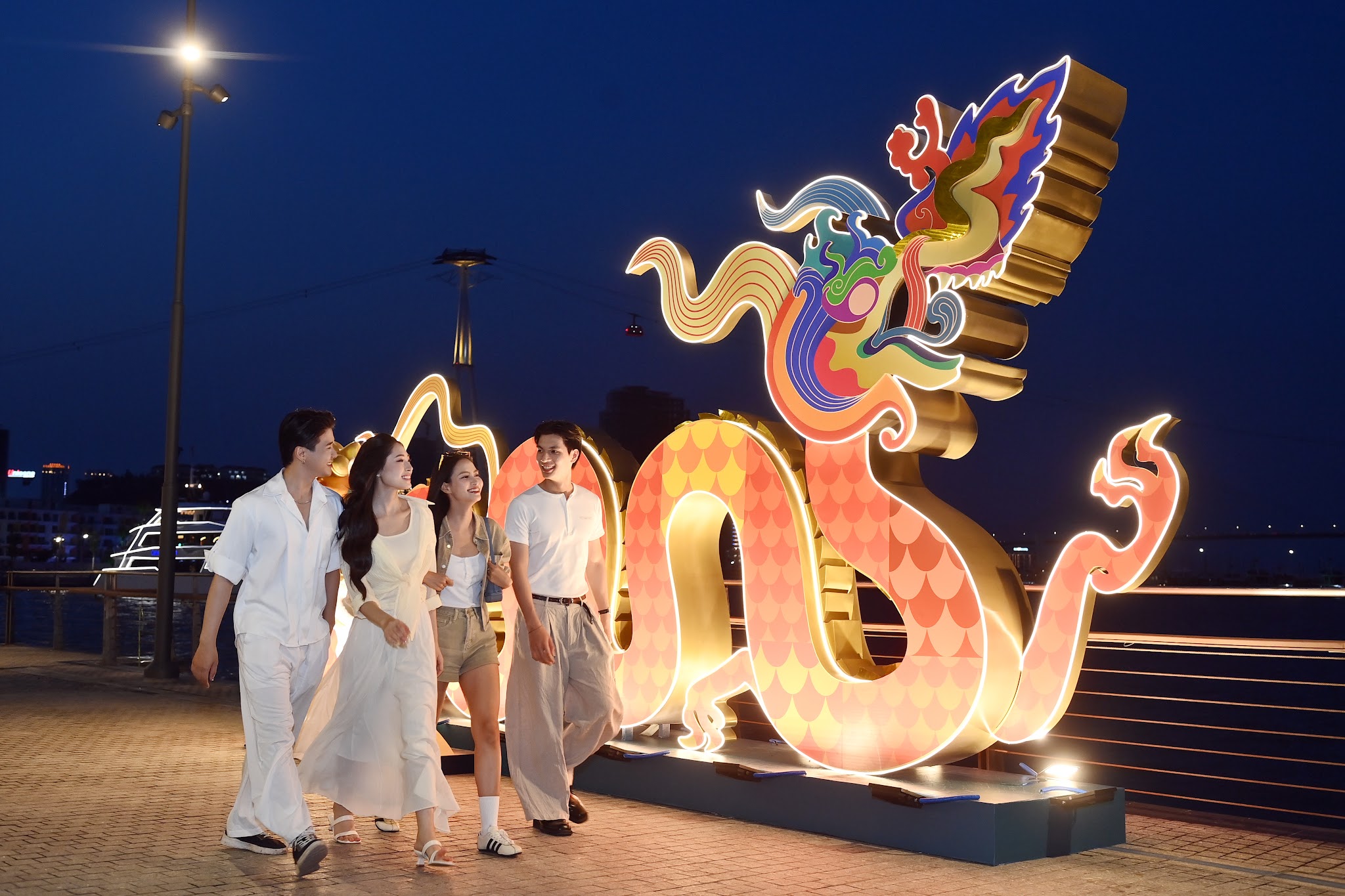Nằm tại Sun Porto Town, Sun Elite City (khu vực Ngọn Hải Đăng - Đường Kỳ Quan), Bãi Cháy, VUI-Fest Ha Long đang trở thành một trong những điểm vui chơi về đêm nổi bật nhất tại Hạ Long.
