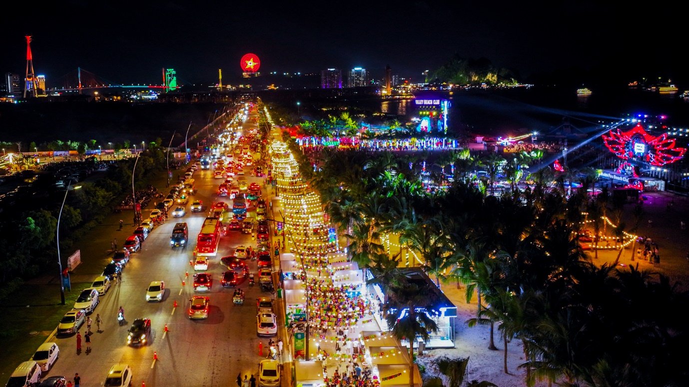 Phố Bãi Cháy nhộn nhịp với ẩm thực và âm nhạc đêm.