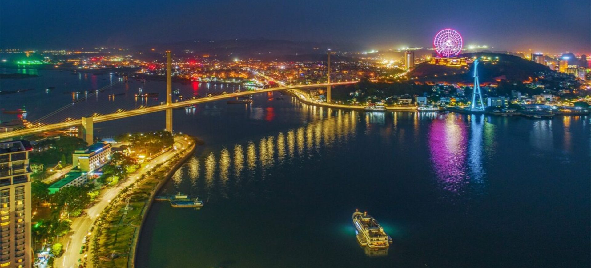Du khách chọn thư giãn hoặc vui chơi sau lễ hội.
