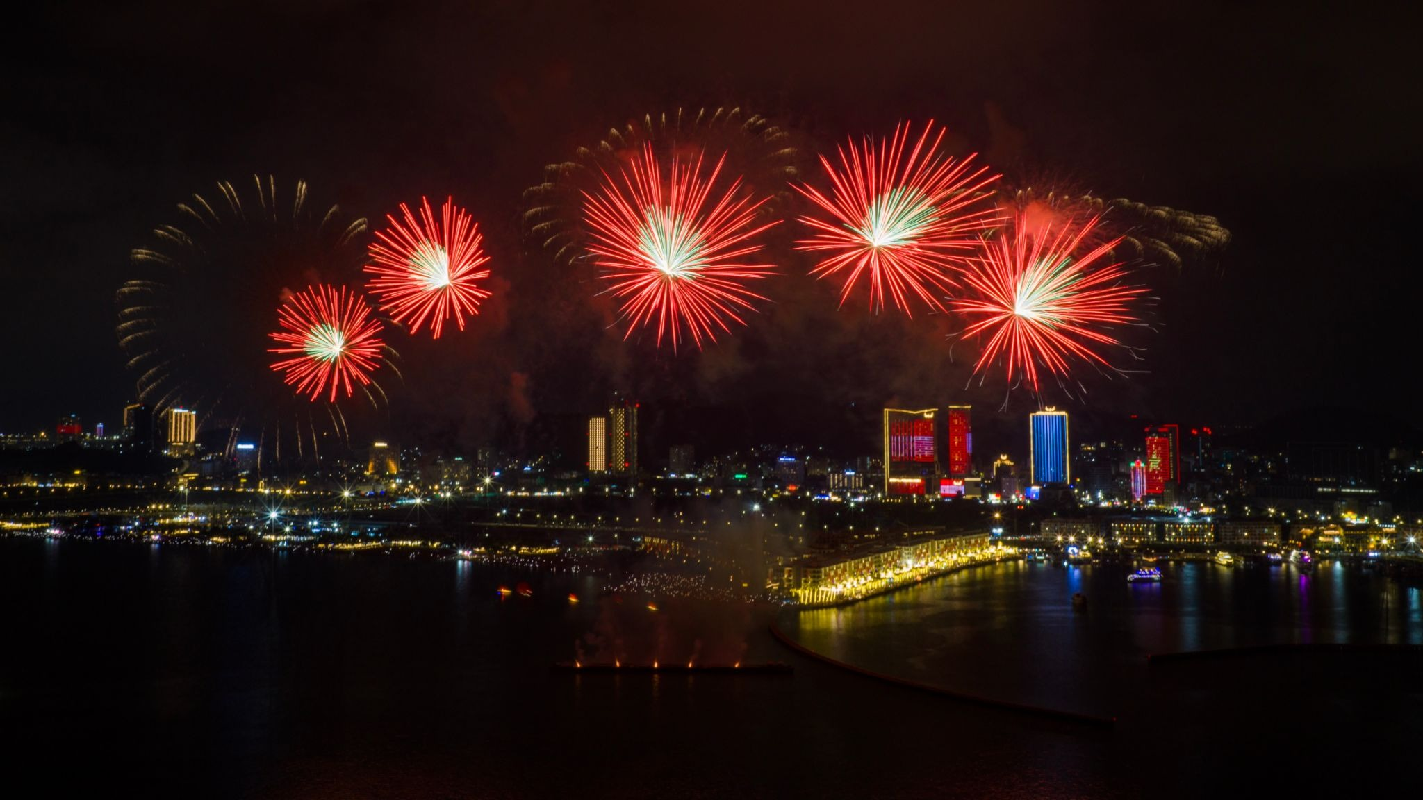 璀璨的煙火照亮下龍灣夜空,營造出夢幻且令人印象深刻的景致 (來源:網路資料)