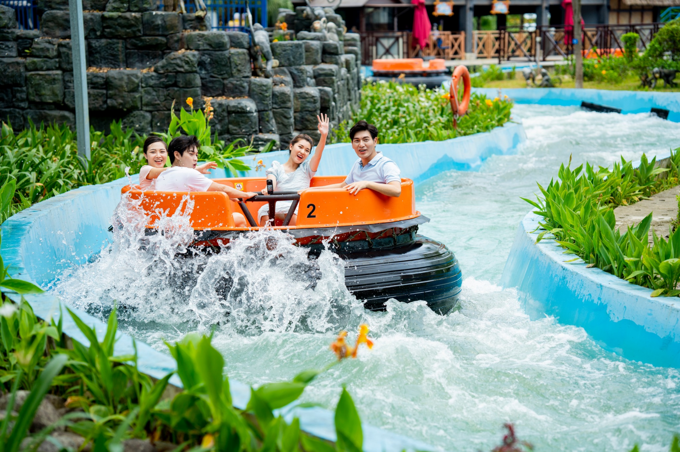 旅客可體驗各種精彩的水上遊樂設施,並在水上樂園盡情感受熱鬧歡樂的氛圍。(來源:網路資料)