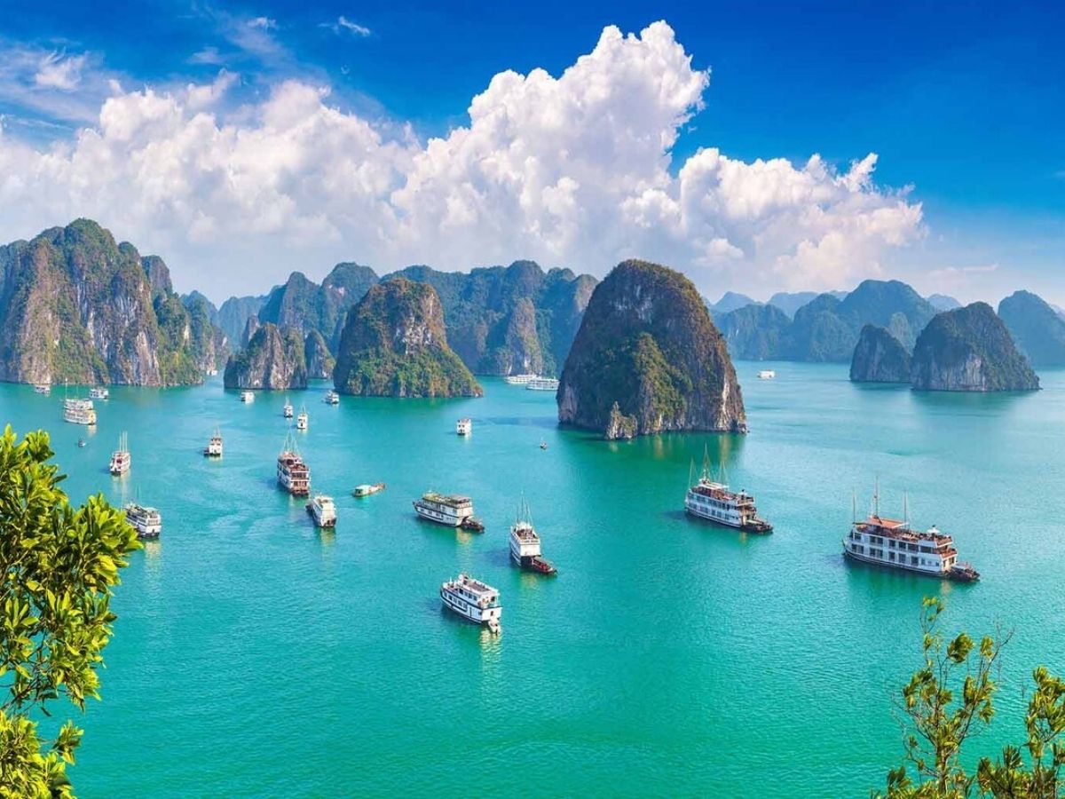 Ha Long attracts tourists with its beautiful bay scenery, wide beaches, and a range of exciting recreational activities. (Source: Collected)