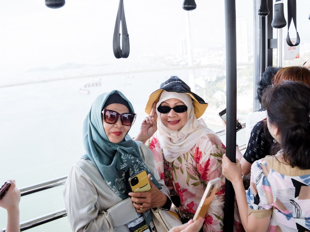 Admiring the panoramic view of the bay from the Queen Cable Car is one of the standout experiences for Indian tourists when visiting Ha Long Bay.