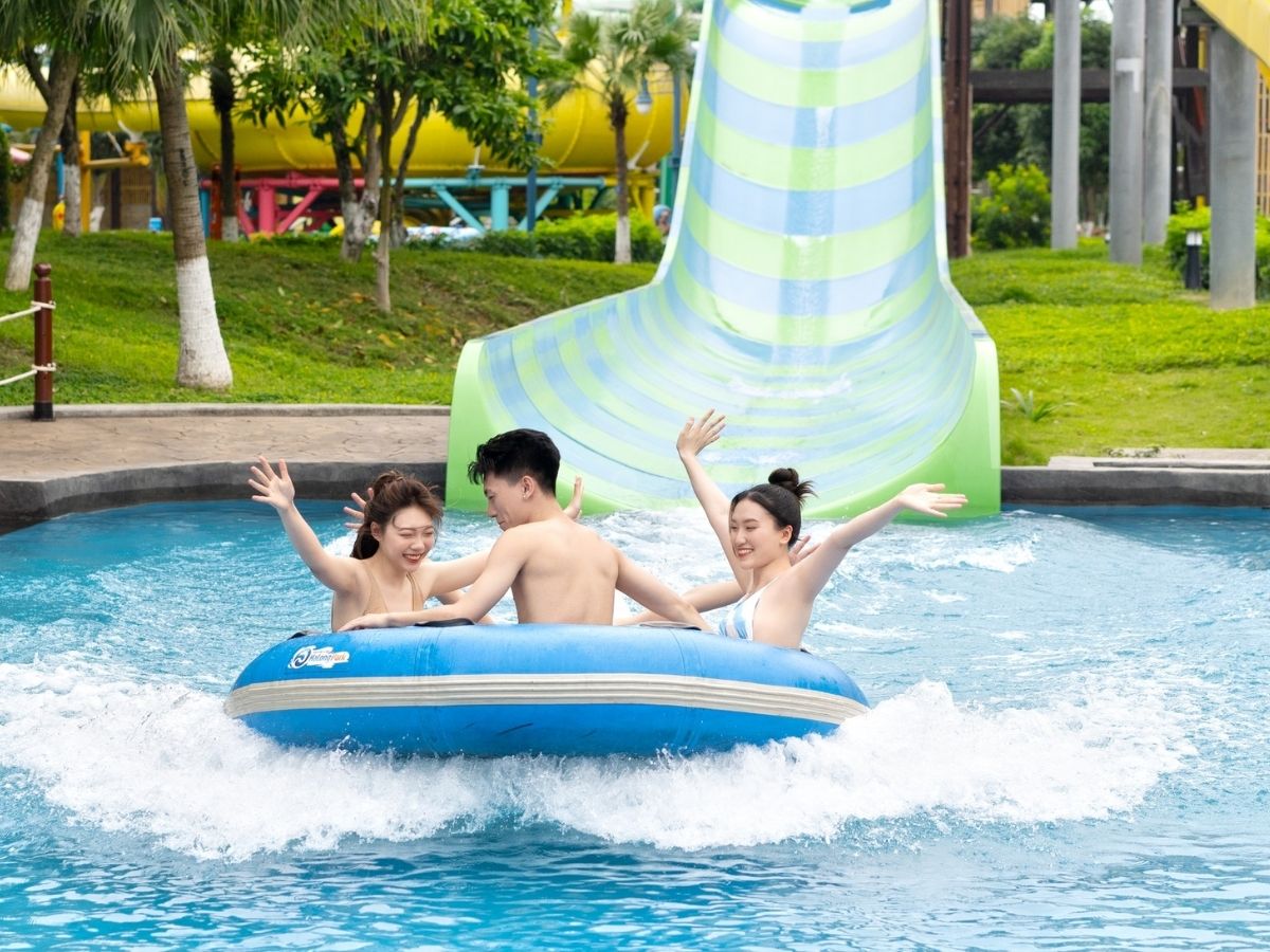 Thanks to the combination of the Water Park, Dragon Park, and Queen Cable Car, Sun World Ha Long offers visitors a full-day entertainment experience.