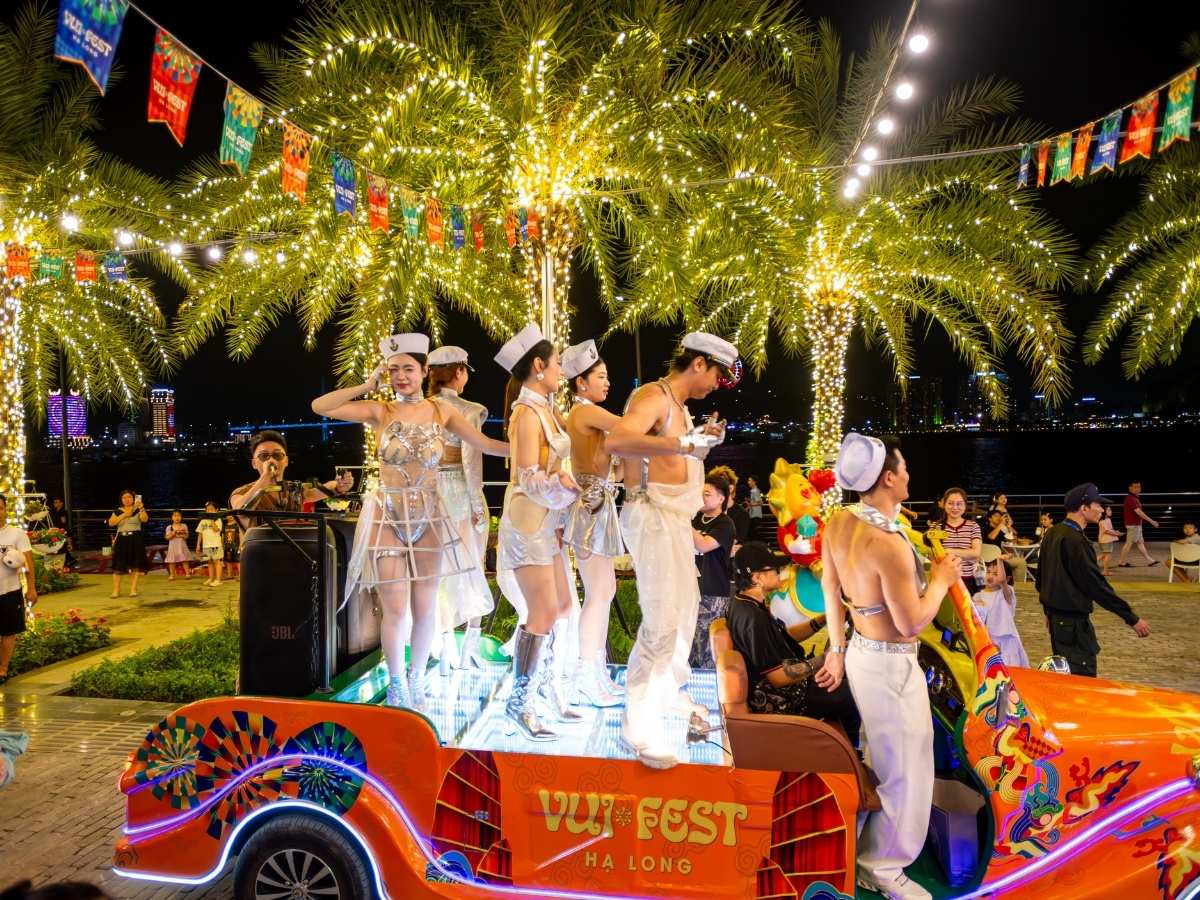 In the evening, you can explore VUI-Fest Ha Long with its seaside promenade, food court, and art performances.