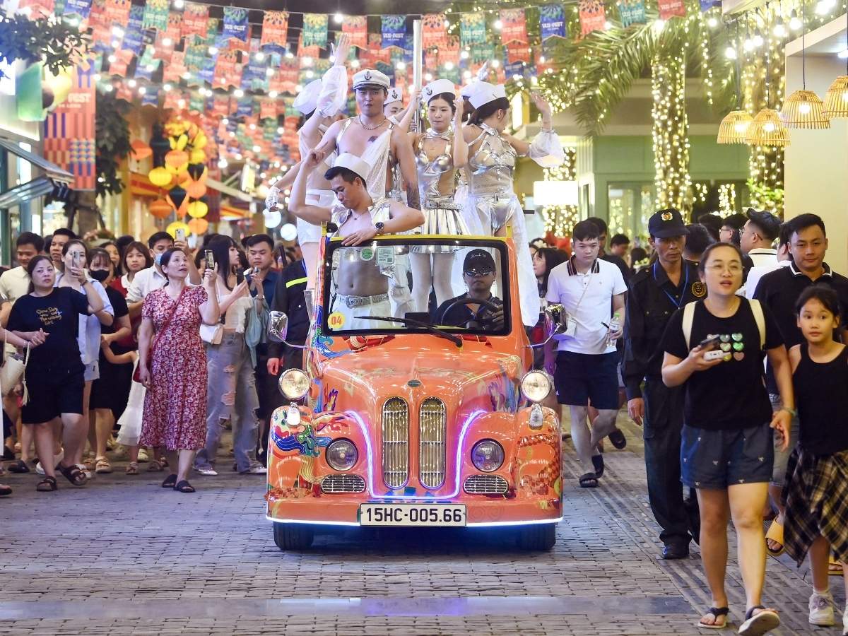 VUI-Fest Ha Long is a highlight of the Ha Long Bay entertainment scene for Indian tourists, especially those who enjoy the vibrant nighttime atmosphere of Bai Chay Beach.