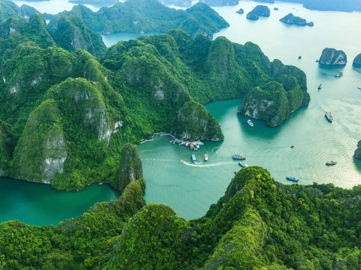 Vẻ hùng vĩ và tuyệt đẹp trên Đảo Mắt Rồng Hạ Long khiến du khách say mê