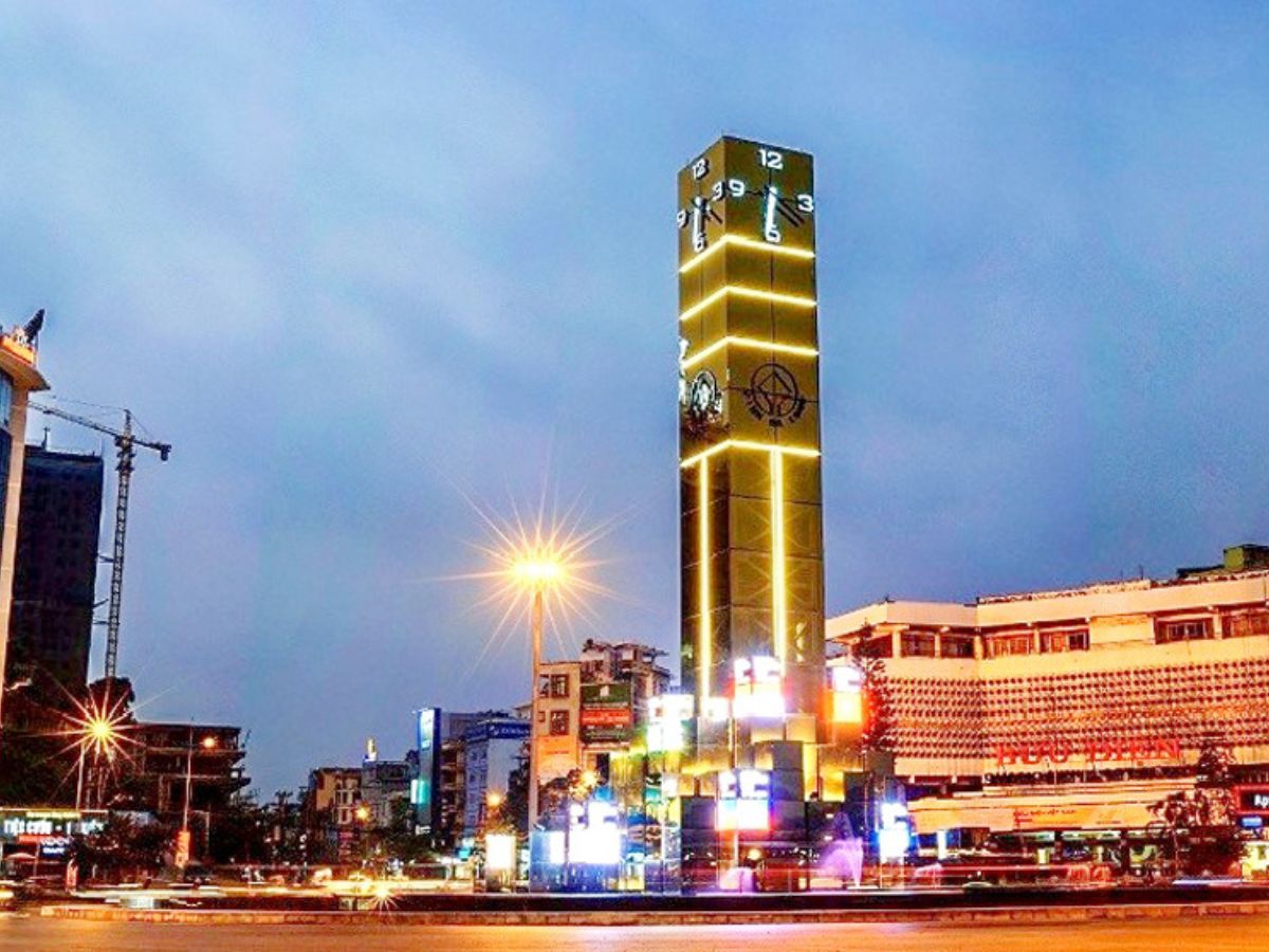 Check-in tại Cột đồng hồ Quảng Ninh, vị trí trung tâm sầm uất.