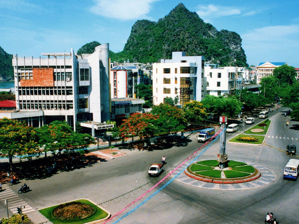 Cung đường đẹp dẫn lối đến Cột đồng hồ Quảng Ninh.