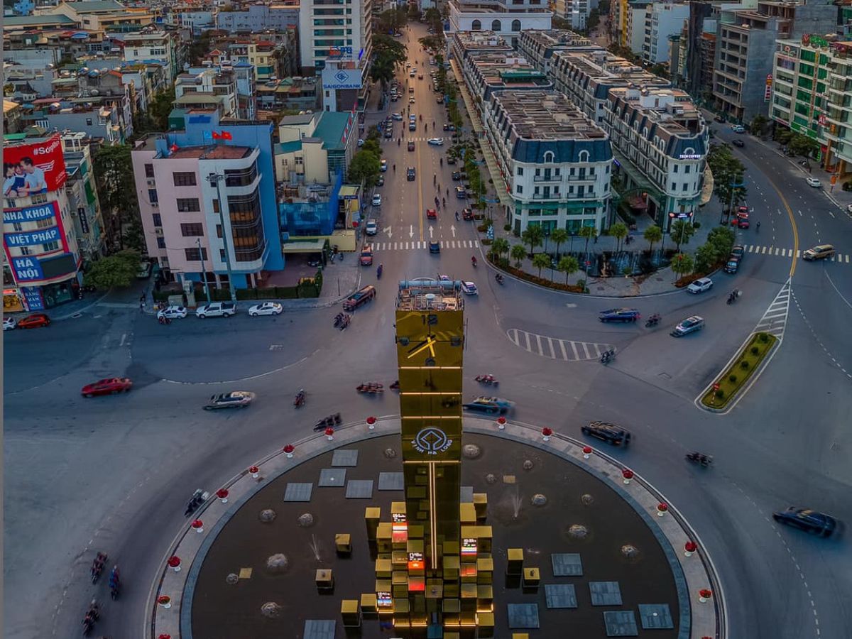 Thiết kế hiện đại kết hợp yếu tố truyền thống tạo nên sự độc đáo của Cột đồng hồ Quảng Ninh.