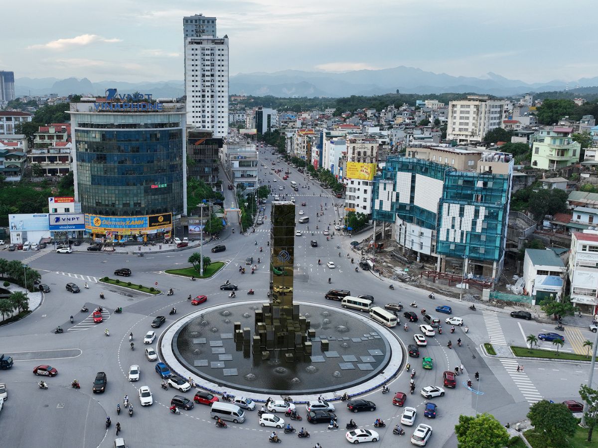 Khám phá Cột đồng hồ Quảng Ninh tại ngã tư trọng điểm của Hạ Long.