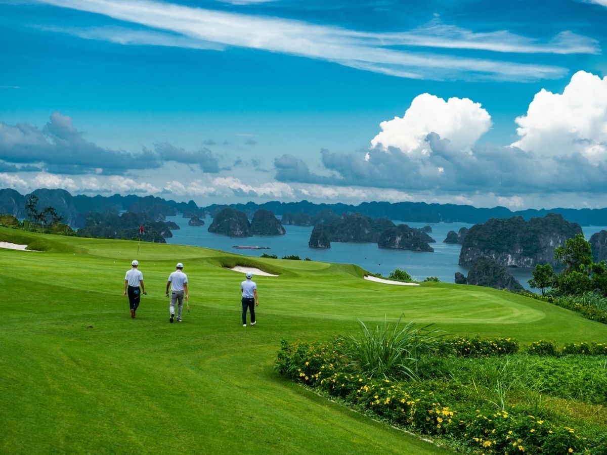 Sân golf tại FLC Grand Hotel Hạ Long do Schmidt-Curley Design một trong những đơn vị thiết kế sân golf danh tiếng thế giới đảm nhận