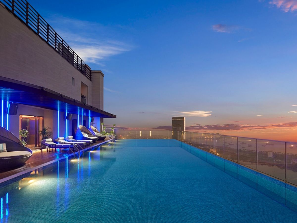 Bể bơi vô cực rộng The Watson Premium Halong Hotel được thiết kế với thành bể trong suốt.
