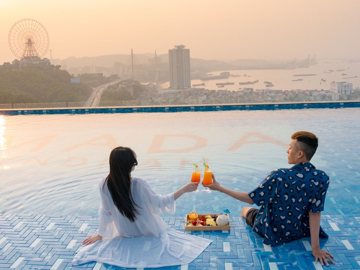 Bể bơi vô cực nằm trên tầng 31 của Ramada Suites by Wyndham Hạ Long Bay tạo điểm nhấn khác biệt.