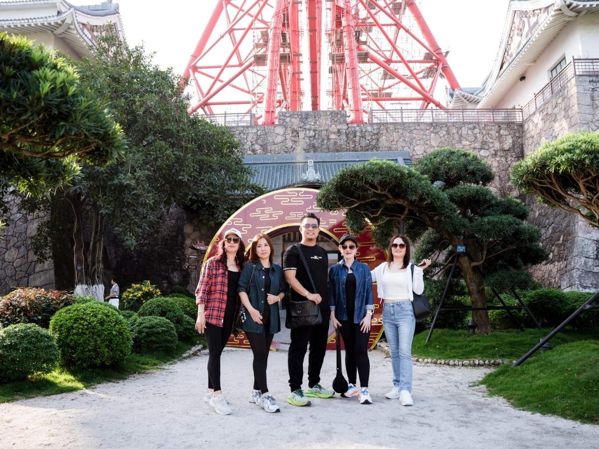 Ngày thứ hai, hãy khám phá Sun World Ha Long với cáp treo toàn cảnh.