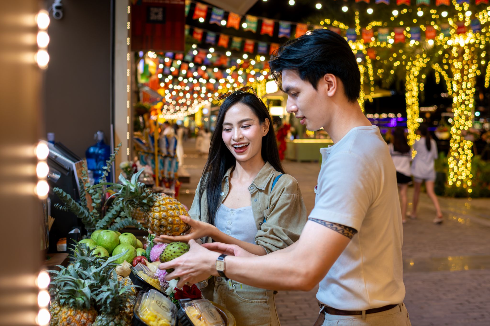 Evening is the ideal time to experience the culinary delights of VUI-Fest Ha Long with grilled seafood, snacks, and seaside drinks.